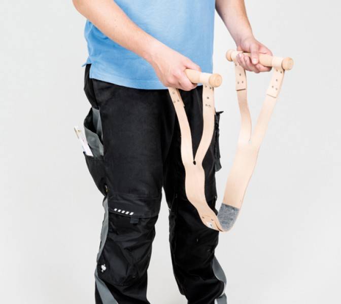 Leather carrying strap.